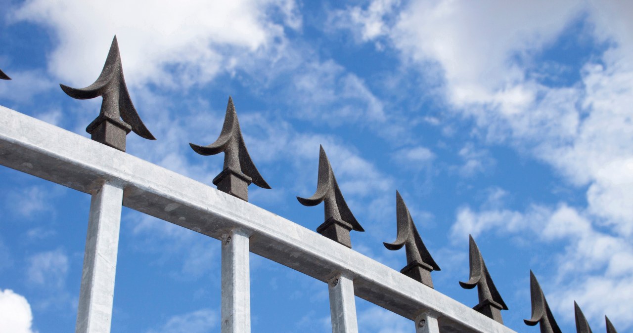 Ten typ ogrodzeń będzie nielegalny. Od 2026 także obowiązkowa fotowoltaika