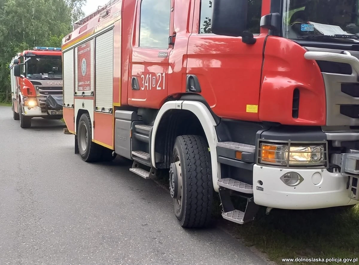 Do 10 lat więzienia grozi dwóm osobom, m.in. 47-letniemu mieszkańcowi powiatu karkonoskiego, który został zatrzymany w związku z niebezpiecznymi znaleziskami na Dolnym Śląsku. Śledczy nie wykluczają kolejnych zatrzymań. Chodzi m.in. o celowo porzuconą na terenie jednej z podwrocławskich miejscowości naczepę ciężarową wypełnioną pojemnikami z odpadami niebezpiecznymi - kwasem azotowym i siarkowym.