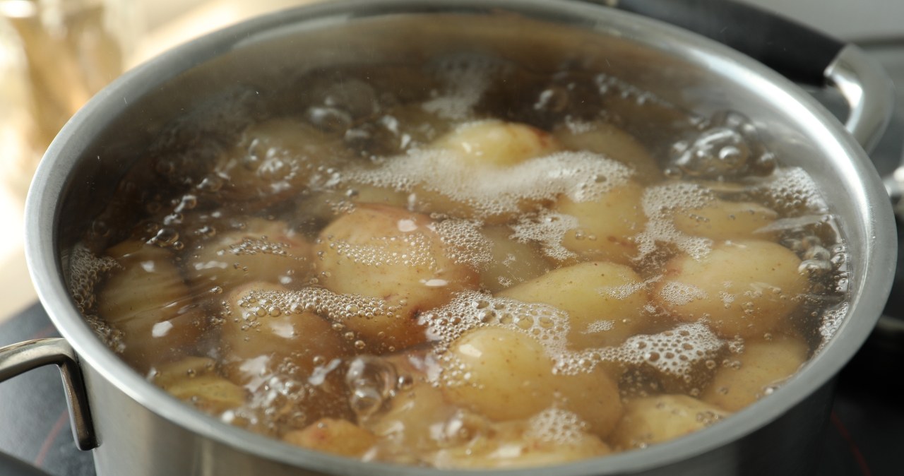 Trik mojej babci rozwiąże sprawę w sekundę. Gotujące się ziemniaki więcej nie wykipią