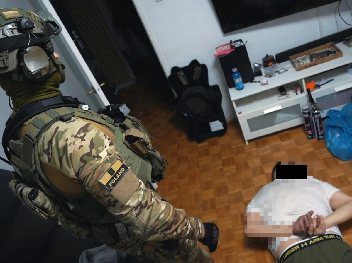 Dwóch mężczyzn w wieku 38 i 53 lat zostało zatrzymanych przez policjantów ze stołecznego Wydziału do walki z Terrorem Kryminalnym i Zabójstw. Mają odpowiedzieć za usiłowanie wymuszenia rozbójniczego. Chcieli wyłudzić 300 tysięcy euro. 