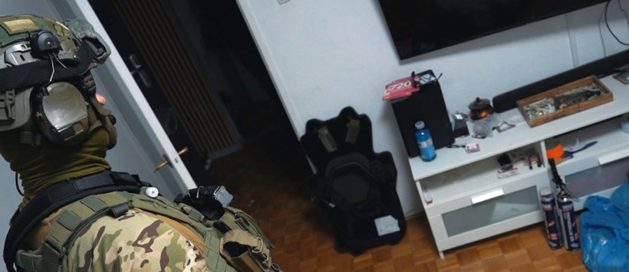 Dwóch mężczyzn w wieku 38 i 53 lat zostało zatrzymanych przez policjantów ze stołecznego Wydziału do walki z Terrorem Kryminalnym i Zabójstw. Mają odpowiedzieć za usiłowanie wymuszenia rozbójniczego. Chcieli wyłudzić 300 tysięcy euro. 