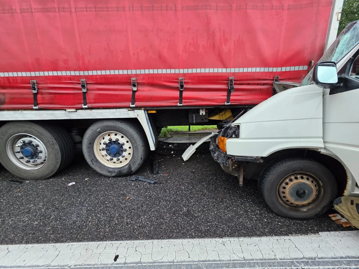 "Centymetry od tragedii" – tak dzisiejszy poranny wypadek na Obwodnicy Trójmiasta komentują gdańscy strażacy. Około godziny 7:00 samochód dostawczy wbił się w tył naczepy ciężarówki. Kierowca został był przytomny, pomoc udzielili mu ratownicy medyczni. 