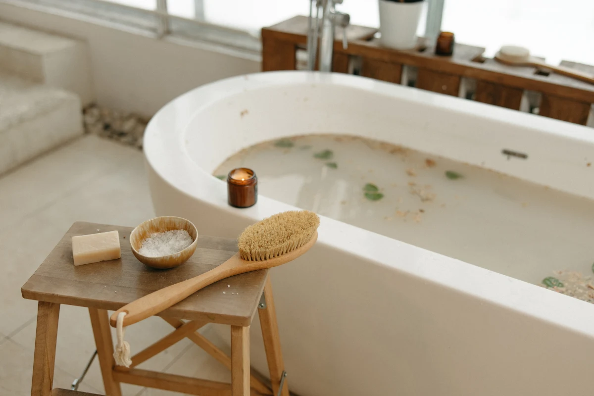 Bateria wannowa to jeden z najczęściej używanych elementów armatury łazienkowej. Choć może wydawać się tylko dodatkiem do wanny, w rzeczywistości pełni istotną rolę w codziennej higienie i komforcie domowników. Dobrze dobrana bateria może służyć nawet kilkanaście lat, ale jej trwałość zależy nie tylko od jakości wykonania, lecz także od sposobu, w jaki się o nią troszczymy. Odpowiednia pielęgnacja pozwala nie tylko przedłużyć żywotność armatury, ale też utrzymać jej estetykę. Jak to zrobić? Podpowiadamy!