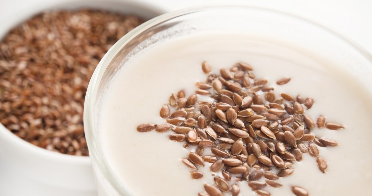 Zmieszaj te 2 składniki i pij regularnie. Twoje jelita będą ci wdzięczne