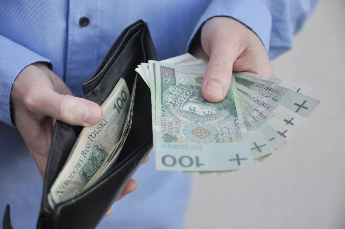 Unia Europejska wprowadza przełomowe zmiany w zasadach płatności gotówką. W życie mają wejść nowe przepisy, które znacząco ograniczą możliwość dokonywania dużych zakupów za gotówkę. Zgodnie z przyjętymi regulacjami, transakcje gotówkowe powyżej 10 tysięcy euro będą całkowicie zakazane, a przy wielu płatnościach konieczne stanie się okazanie dokumentu tożsamości. Nowe prawo ma na celu walkę z praniem brudnych pieniędzy i finansowaniem terroryzmu, ale wywołuje także liczne pytania o swobodę korzystania z gotówki.