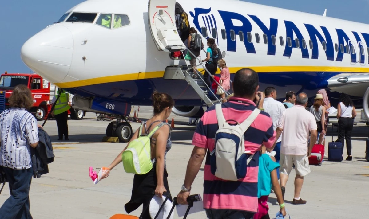 Hiszpania, jeden z ulubionych kierunków wakacyjnych Polaków i Europejczyków, szykuje się na długotrwałe utrudnienia na lotniskach. Pracownicy Azul Handling, firmy obsługującej naziemne operacje Ryanaira – jednej z największych tanich linii lotniczych w Europie – ogłosili właśnie ogólnokrajowy strajk. Akcje protestacyjne mają rozpocząć się już 15 sierpnia i potrwają aż do końca 2025 roku. Co to oznacza dla podróżnych? Sprawdzamy, jakie lotniska będą objęte strajkami, jakich utrudnień można się spodziewać i na jaką pomoc mogą liczyć pasażerowie.