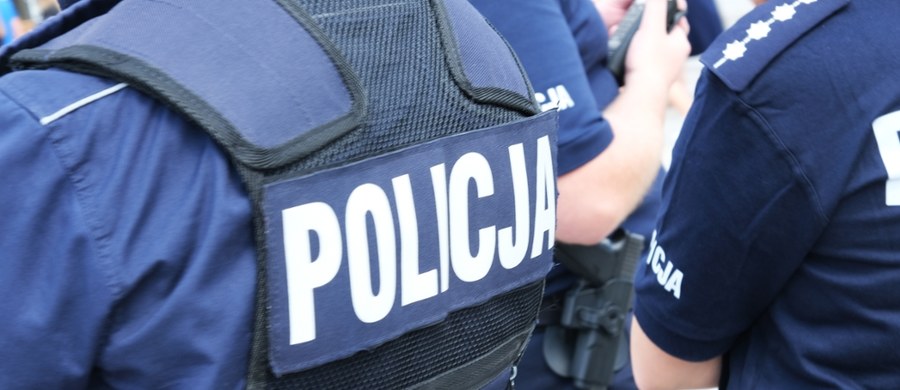 ​Wstępne wyniki sekcji zwłok funkcjonariusza policji z Grójca na Mazowszu wskazują na to, że śmierć policjanta nie miała związku z interwencją, którą podejmował wobec agresywnego pijanego mężczyzny - dowiedział się reporter RMF FM Krzysztof Zasada. 