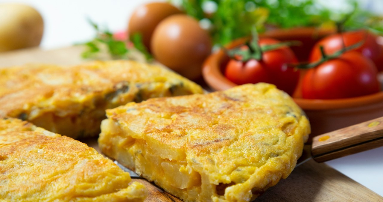 Masz ziemniaki, jajka i cebulę? Zrób boskie danie, które kochają Hiszpanie