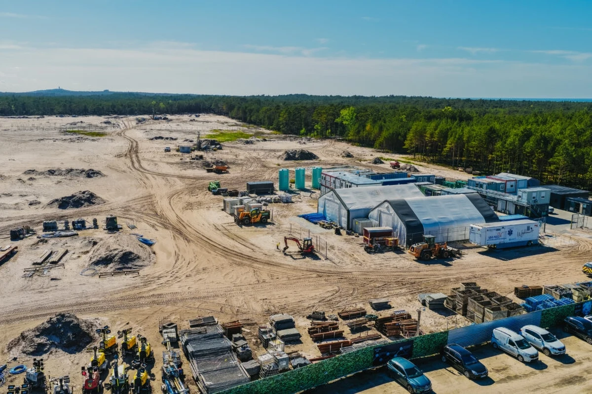 Na terenie przyszłej elektrowni jądrowej zakończono pierwszy etap pogłębionych badań geologicznych. Ich celem było sprawdzenie, czy warunki gruntowe i wodne umożliwiają budowę obiektu tej skali. Podłoże ma być odpowiednie do posadowienia elektrowni jądrowej.