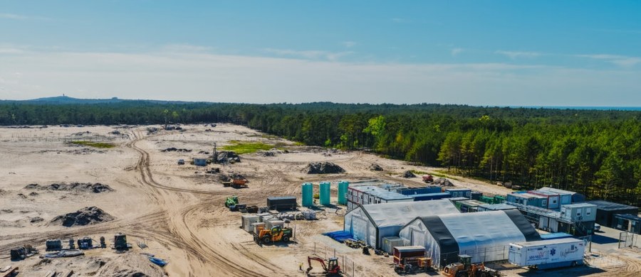 Na terenie przyszłej elektrowni jądrowej zakończono pierwszy etap pogłębionych badań geologicznych. Ich celem było sprawdzenie, czy warunki gruntowe i wodne umożliwiają budowę obiektu tej skali. Podłoże ma być odpowiednie do posadowienia elektrowni jądrowej.