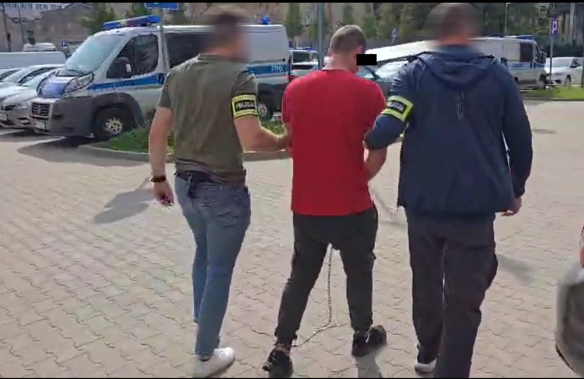 Policjanci z VI Komisariatu Policji w Łodzi zatrzymali 35-letniego sprawcę gwałtu na 24-letniej kobiecie - poinformowały służby w piątek. Prokuratora Rejonowa Łódź-Widzew przedstawiła zatrzymanemu zarzuty zgwałcenia, naruszenia nietykalności i kradzieży. Mężczyzna trafił do aresztu na 3 miesiące. Grozi mu do 15 lat więzienia. 