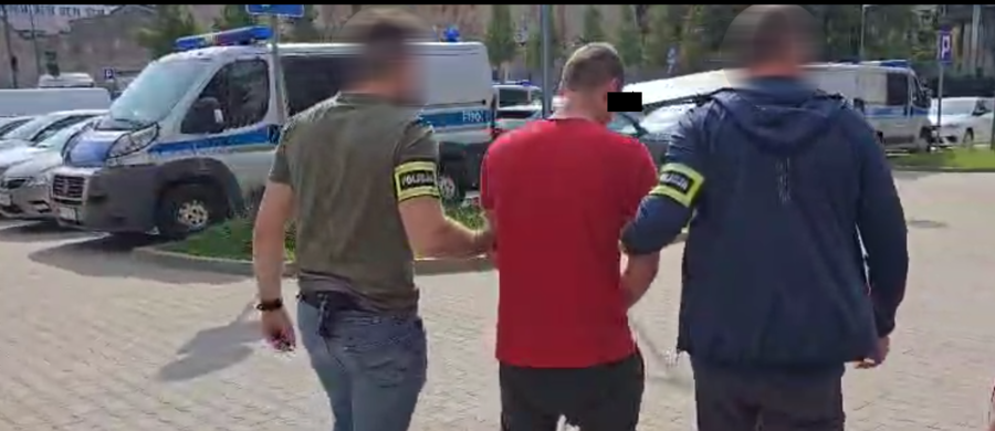 Policjanci z VI Komisariatu Policji w Łodzi zatrzymali 35-letniego sprawcę gwałtu na 24-letniej kobiecie - poinformowały służby w piątek. Prokuratora Rejonowa Łódź-Widzew przedstawiła zatrzymanemu zarzuty zgwałcenia, naruszenia nietykalności i kradzieży. Mężczyzna trafił do aresztu na 3 miesiące. Grozi mu do 15 lat więzienia. 