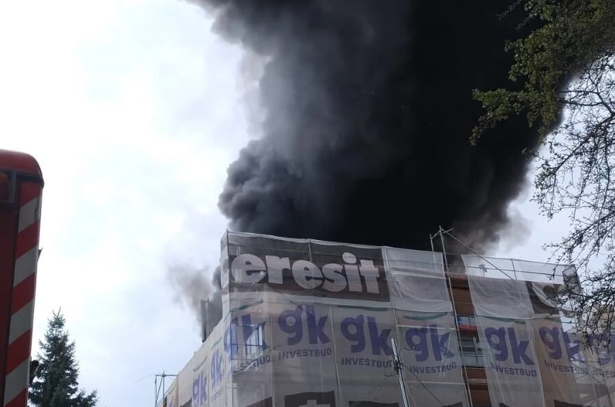 Do rozległego pożaru w szkole podstawowej w Zielonej Górze w województwie lubuskim doszło w piątek po południu. Podczas prac remontowych zapalił się dach budynku przy ulicy Jaskółczej. Spłonęło ok. 120 metrów kwadratowych.