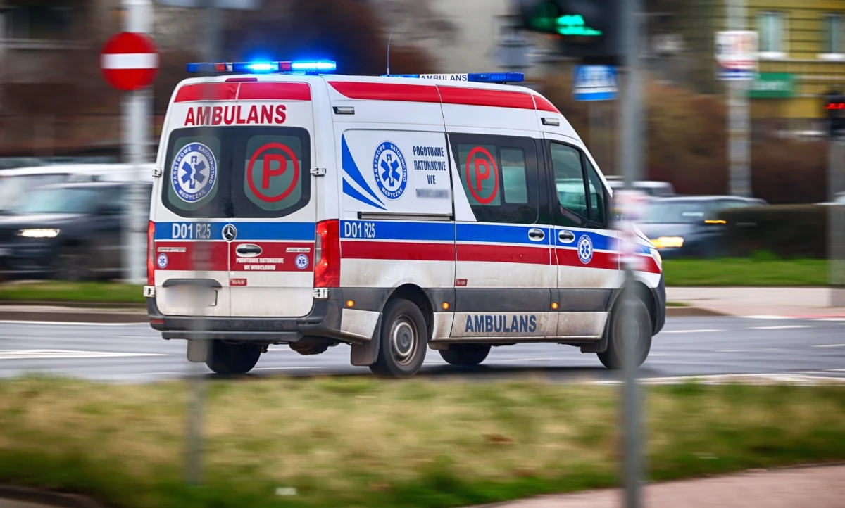 Prawie 2 promile alkoholu w organizmie miał 26-latek i dodatkowo był pod wpływem narkotyków, gdy kierował audi bez uprawnień. Na pasach w Sarbinowie w województwie zachodniopomorskim potrącił matkę z dzieckiem. "Został zatrzymany po ucieczce z miejsca zdarzenia" – poinformowała oficer koszalińskiej policji nadkom. Monika Kosiec.