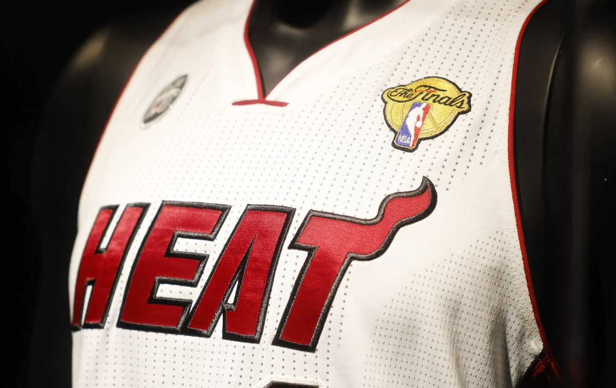 Były pracownik ochrony koszykarskiej drużyny ligi NBA Miami Heat stanął przed sądem w USA. Mężczyzna jest oskarżony o kradzież i sprzedaż klubowych pamiątek o wartości dwóch milionów dolarów.