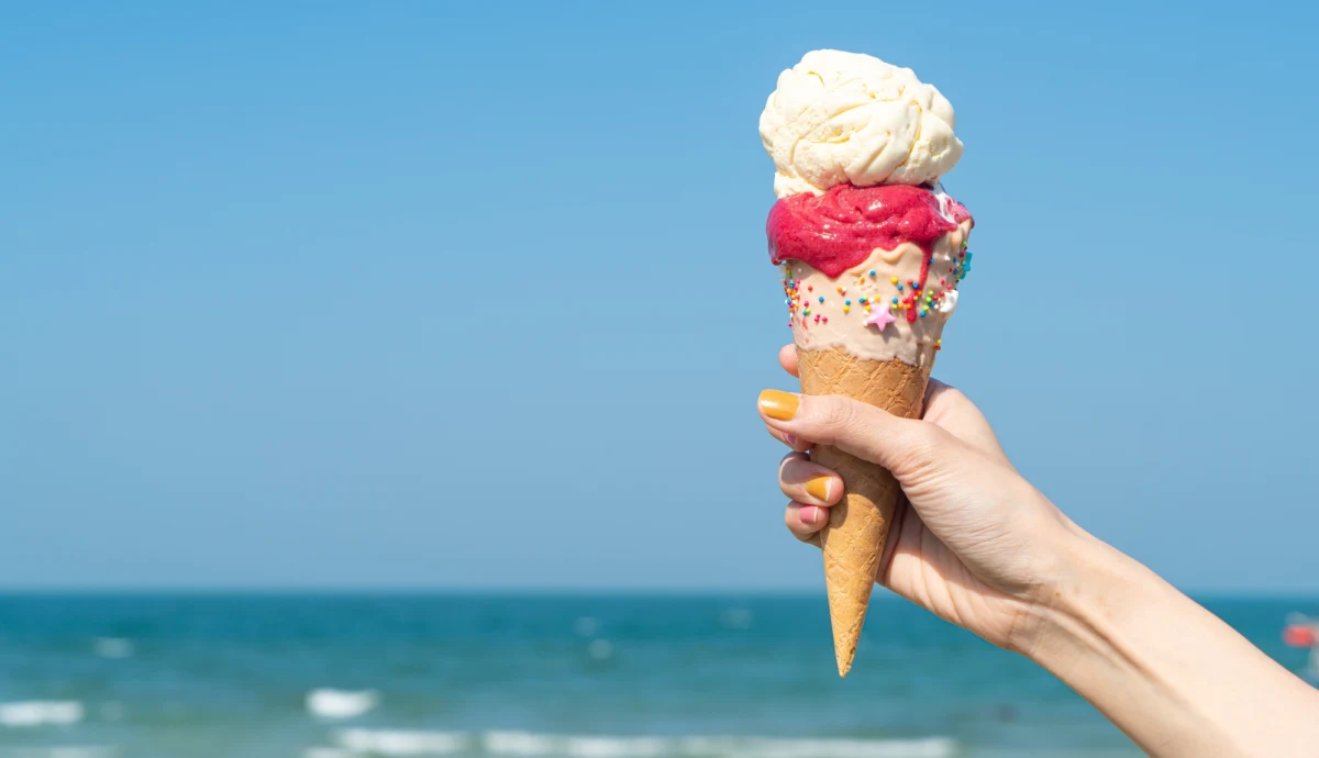 Lody to nieodłączny element wakacji. Jednak najnowszy raport Inspekcji Jakości Handlowej Artykułów Rolno-Spożywczych pokazuje, że za słodką przyjemnością mogą kryć się nieprawidłowości. Kontrole przeprowadzone w 2024 i 2025 roku wykazały liczne uchybienia w oznakowaniu i składzie lodów sprzedawanych w Polsce.