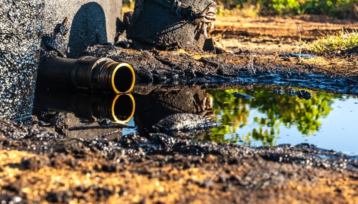 Ropa naftowa na działce rolnej. Na Mazowszu doszło do wycieku