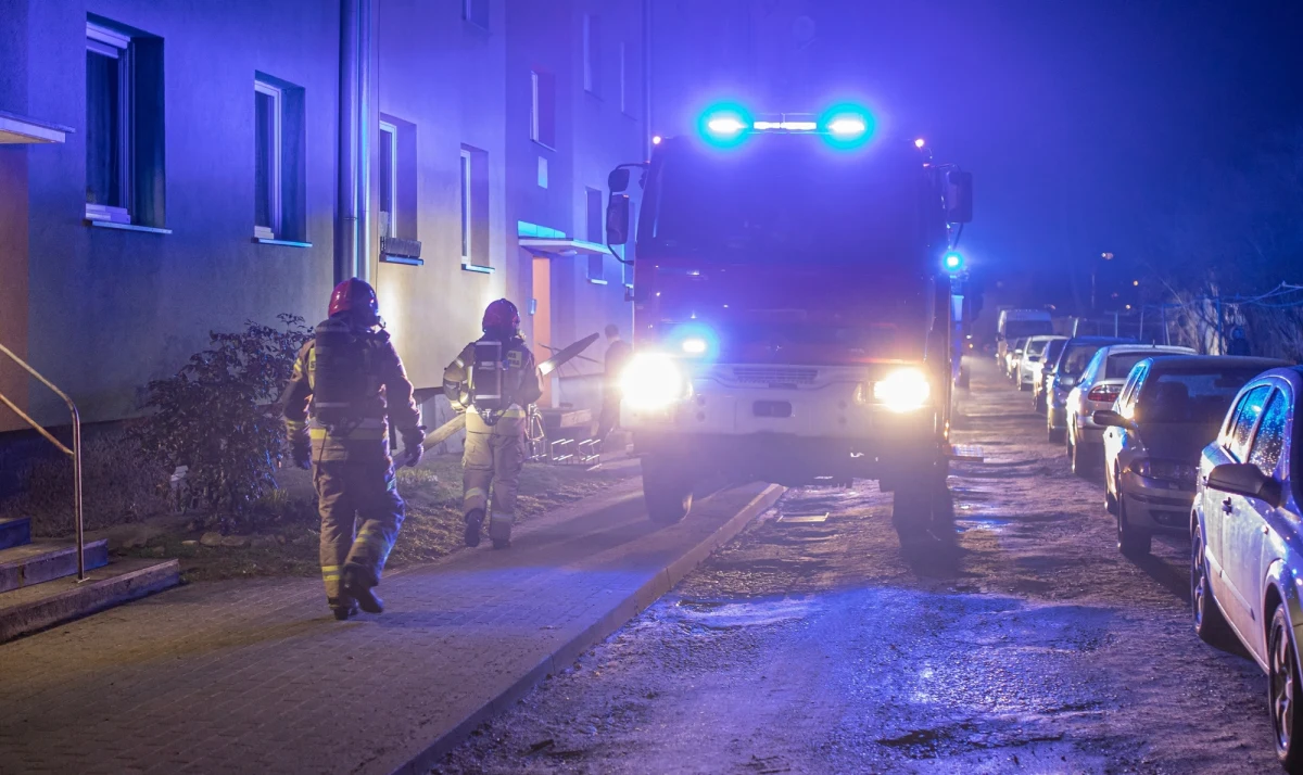 W nocy z piątku na sobotę w mieszkaniu na poznańskich Naramowicach doszło do eksplozji, w wyniku której poparzony został 26-letni mężczyzna. Policja, informując o przyczynach zdarzenia, przekazała, że do wybuchu doprowadziła reakcja chemiczna nieznanych substancji.