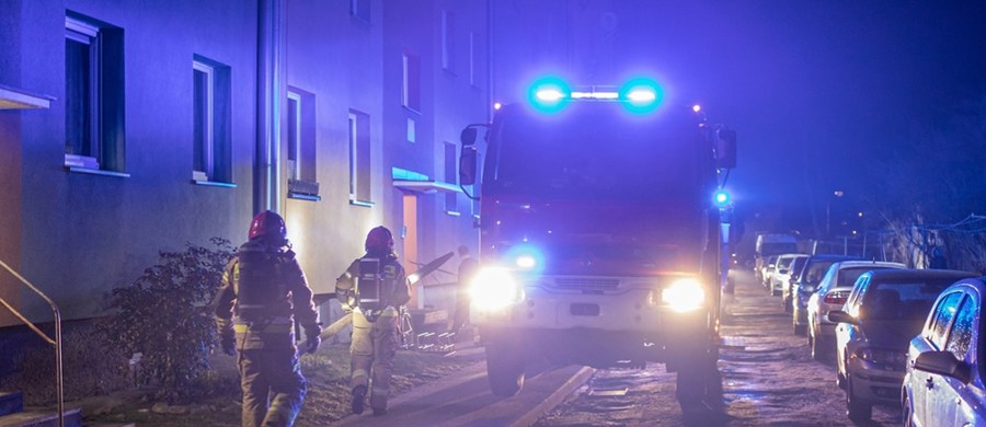 W nocy z piątku na sobotę w mieszkaniu na poznańskich Naramowicach doszło do eksplozji, w wyniku której poparzony został 26-letni mężczyzna. Policja, informując o przyczynach zdarzenia, przekazała, że do wybuchu doprowadziła reakcja chemiczna nieznanych substancji.