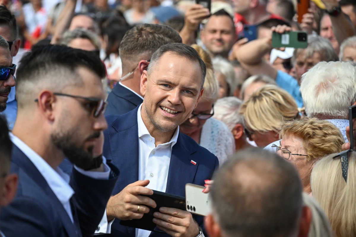 Podczas spotkania z rolnikami w miejscowości Krąpiel w woj. zachodniopomorskim prezydent Karol Nawrocki podpisał projekt ustawy "Ochrona polskiej wsi". Jej celem jest m.in. wydłużenie moratorium na sprzedaż ziemi rolnej należącej do państwa.