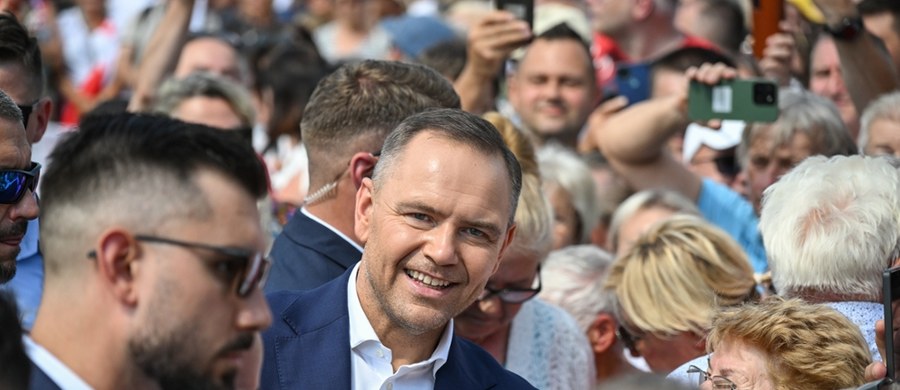 Podczas spotkania z rolnikami w miejscowości Krąpiel w woj. zachodniopomorskim prezydent Karol Nawrocki podpisał projekt ustawy "Ochrona polskiej wsi". Jej celem jest m.in. wydłużenie moratorium na sprzedaż ziemi rolnej należącej do państwa.