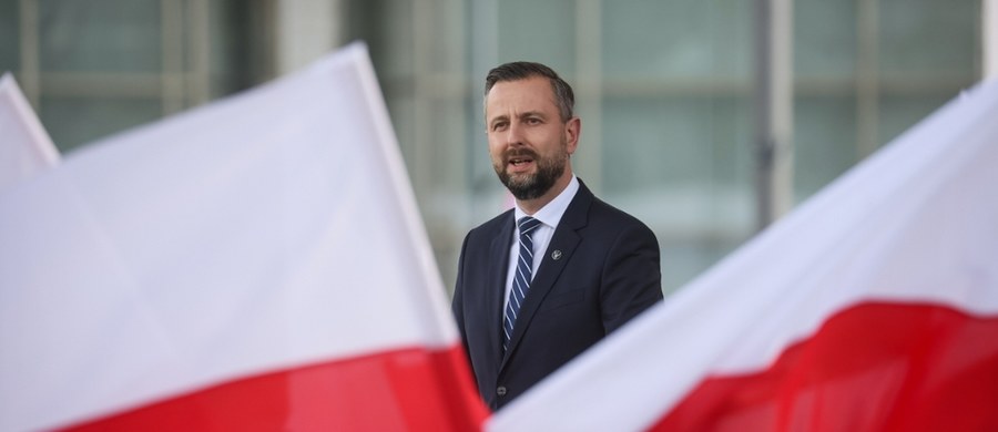 Prezydent Karol Nawrocki po raz kolejny został wprowadzony w błąd, tym razem w sprawie rolnictwa - napisał w mediach społecznościowych Władysław Kosiniak-Kamysz, zaznaczając, że to za rządów Prawa i Sprawiedliwości radykalnie wzrosła sprzedaż ziemi rolnej i leśnej obcokrajowcom. Wicepremier odniósł do podpisanego przez głowę państwa projektu ustawy "Ochrona polskiej wsi".