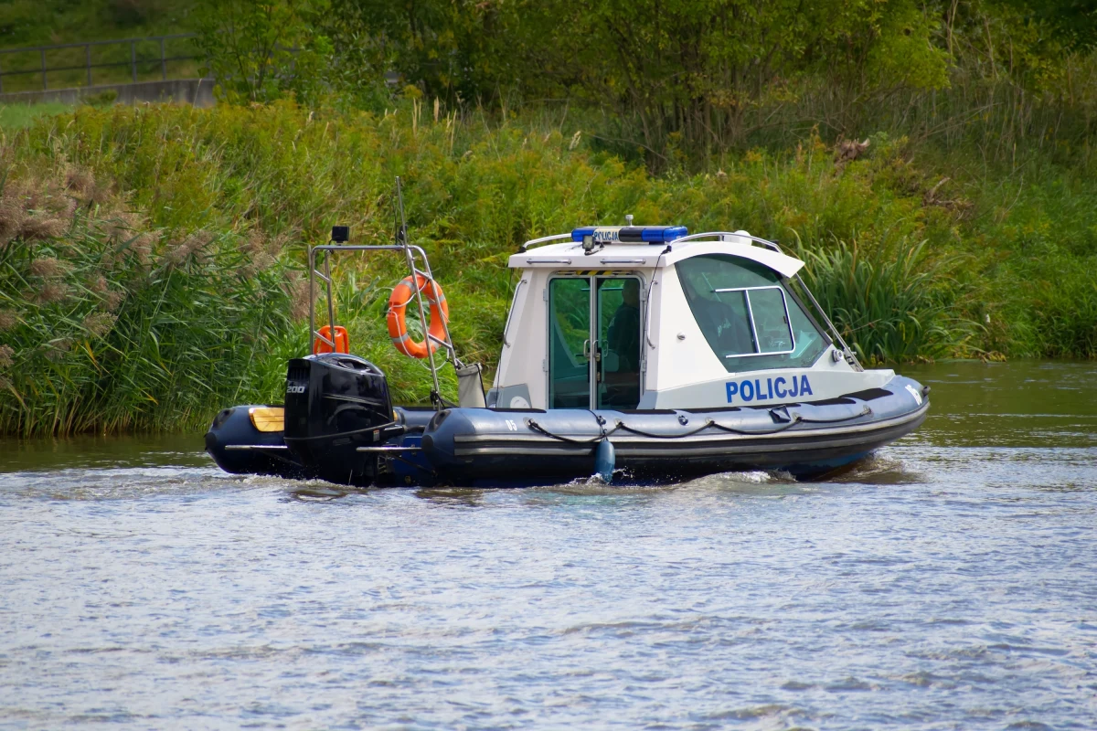 Ciała dwóch osób w samochodzie znajdującym się w zbiorniku wodnym w Russocicach w Wielkopolsce znaleźli w sobotę policjanci poszukujący małżeństwa seniorów. To 75-letnia kobieta i 77-letni mężczyzna.