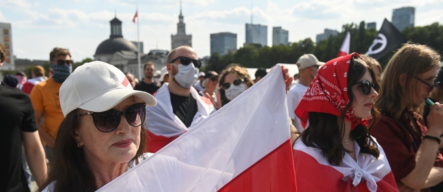Marsz Wolności, upamiętniający 5. rocznicę sfałszowanych wyborów prezydenckich na Białorusi i związane z tym masowe protesty w obronie demokracji, przeszedł ulicami Warszawy. "Rewolucja, która rozpoczęła się w 2020 r., wciąż się nie zakończyła" - powiedział białoruski aktywista Paweł Barkouski.