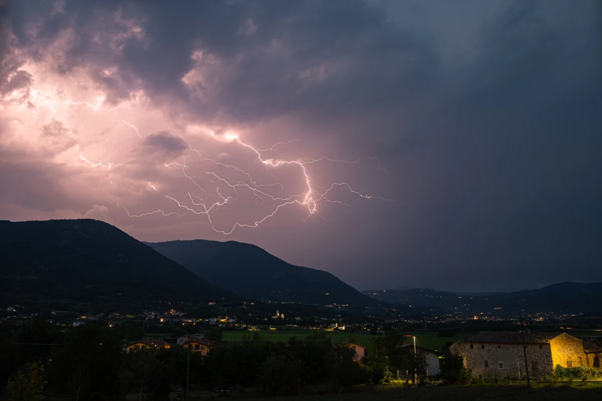 Instytut Meteorologii i Gospodarki Wodnej wydał w niedzielę ostrzeżenia I stopnia przed burzami dla wschodniej, północno-wschodniej, a także południowo-wschodniej części kraju. Polscy Łowcy Burz ostrzegają przed możliwym wiatrem do 100 km/h, gradem i trąbami powietrznymi.