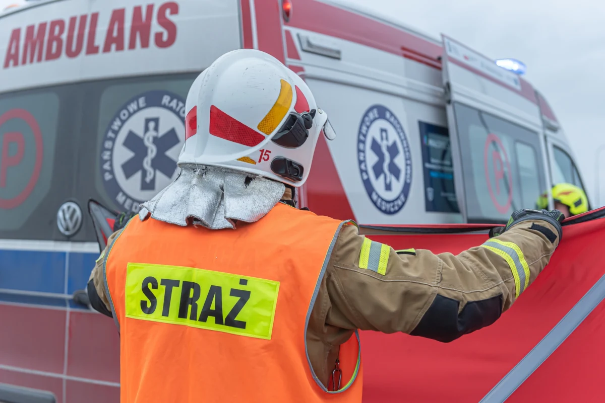 Tragiczny wypadek w Małopolsce. W Lipnicy Wielkiej auto osobowe wypadło z drogi i dachowało. Jedna osoba zginęła, a dwie są ranne.