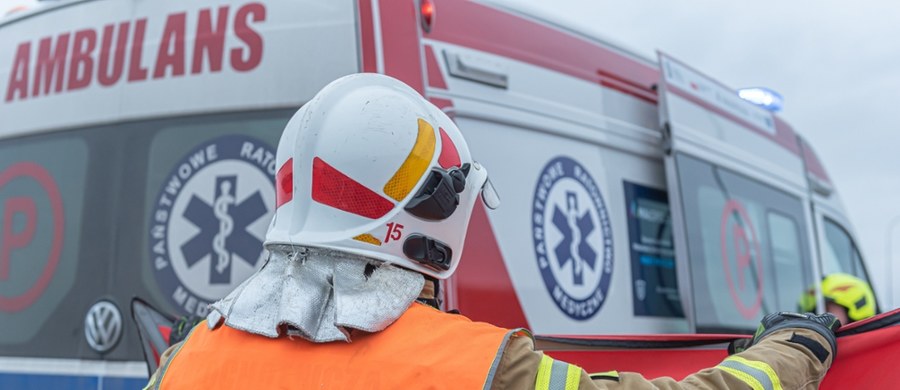 Tragiczny wypadek w Małopolsce. W Lipnicy Wielkiej auto osobowe wypadło z drogi i dachowało. Jedna osoba zginęła, a dwie są ranne.