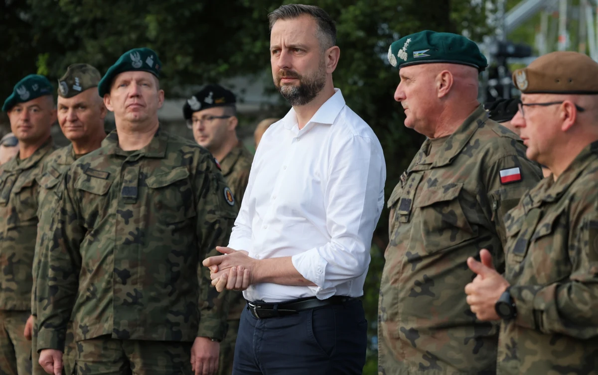 "​Byłoby to najlepsze rozwiązanie i wierzę, że do tego dojdzie" - powiedział Władysław Kosiniak-Kamysz, odnosząc się do ewentualnego udziału prezydenta Ukrainy Wołodymyra Zełenskiego w rozmowach przywódców Stanów Zjednoczonych i Rosji na Alasce. Minister obrony narodowej zwrócił uwagę, że do zawarcia rozejmu mogłoby dojść 15 sierpnia, w 105. rocznicę Bitwy Warszawskiej. "Lepszego prezentu dla tej części świata i dla naszej przyszłości nie moglibyśmy w tak znaczącym dniu otrzymać" - ocenił.