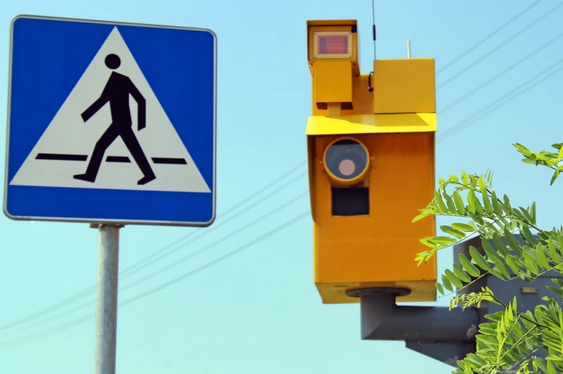 Kierowcy testują metodę "na liścia". Tani patent na fotoradar zalewa internet