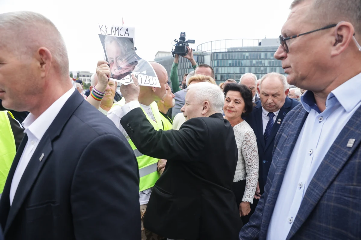 "Tu stoją ci, którymi powinny zająć się służby specjalne" - mówił Jarosław Kaczyński podczas kolejnych obchodów miesięcznicy katastrofy smoleńskiej. Odniósł się w ten sposób do osób sprzeciwiających się uroczystościom. "Już niedługo przyjdzie czas, że ci ludzie znajdą się tam, gdzie ich miejsce, to znaczy w więzieniach, a władza Polski będzie realizowała polskie interesy" - mówił prezes PiS. Dodał, że "tego się tak panicznie boją i te śmiecie, które tu stoją".
