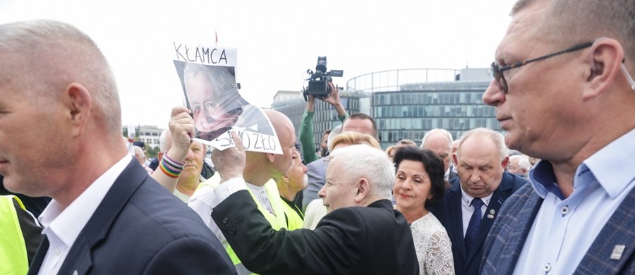 "Tu stoją ci, którymi powinny zająć się służby specjalne" - mówił Jarosław Kaczyński podczas kolejnych obchodów miesięcznicy katastrofy smoleńskiej. Odniósł się w ten sposób do osób sprzeciwiających się uroczystościom. "Już niedługo przyjdzie czas, że ci ludzie znajdą się tam, gdzie ich miejsce, to znaczy w więzieniach, a władza Polski będzie realizowała polskie interesy" - mówił prezes PiS. Dodał, że "tego się tak panicznie boją i te śmiecie, które tu stoją".