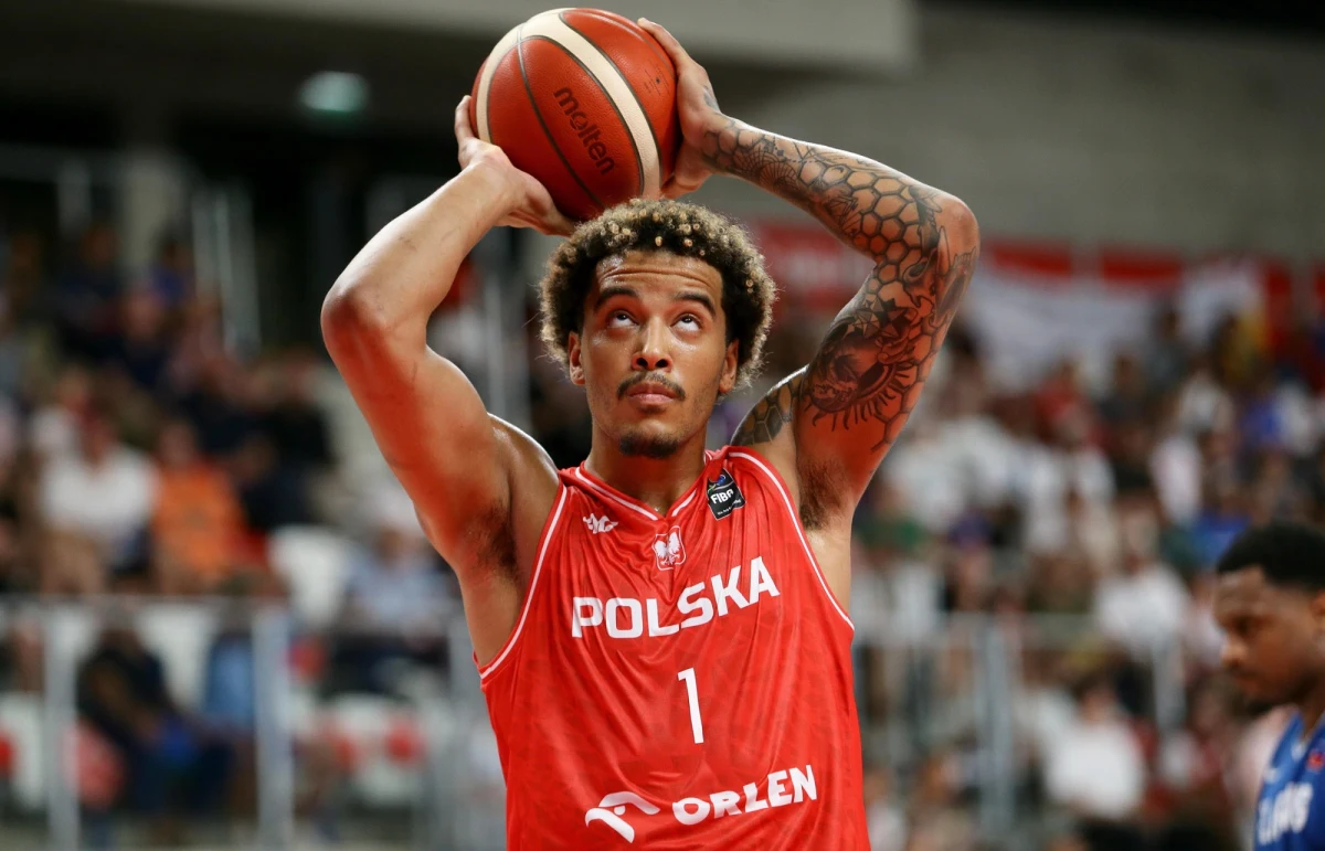 Polski Związek Koszykówki przekazał fatalne wieści - Jeremy Sochan nie wystąpi na tegorocznych mistrzostwach Europy. Koszykarz San Antonio Spurs doznał urazu łydki i wróci do Stanów Zjednoczonych, gdzie podda się rehabilitacji.