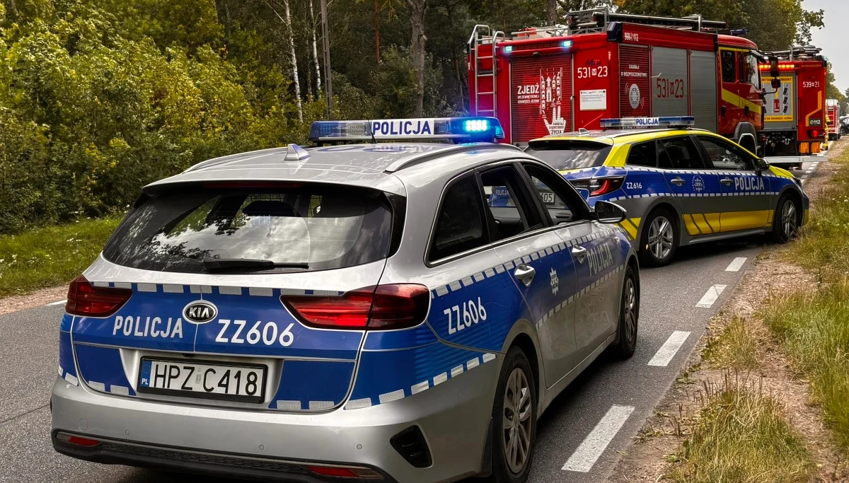 Tragiczne w skutkach zderzenie samochodu osobowego z motocyklem na Mazowszu. W wypadku zginął kierujący jednośladem.