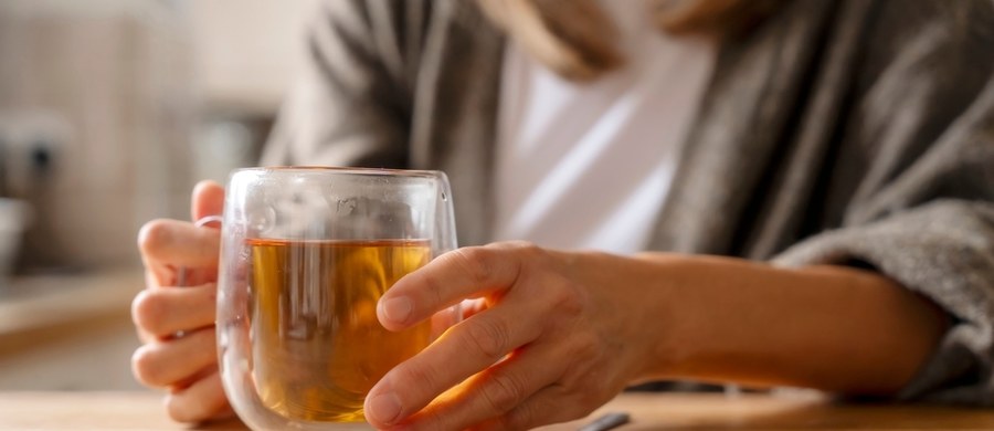 Nikt by nie pomyślał, że herbata może być toksyczna! Tymczasem najnowsza analiza naukowa pokazuje, że w każdej filiżance może kryć się składnik, którego nadmiar szkodzi zdrowiu. Mowa o fluorze – pierwiastku, który wzmacnia zęby, ale w zbyt dużej ilości prowadzi do fluorozy, a nawet uszkodzeń nerek czy układu kostnego.