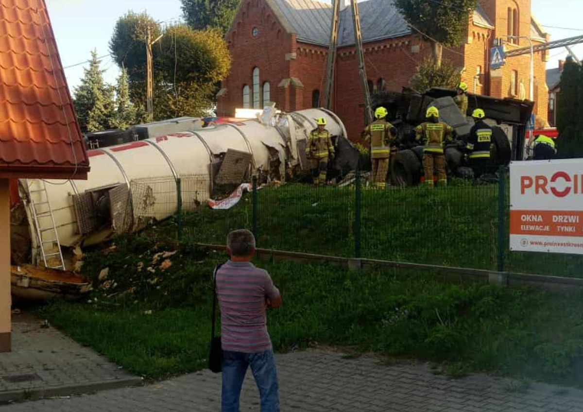 Wypadek w Miejscu Piastowym. Ciężarówka uderzyła w kapliczkę