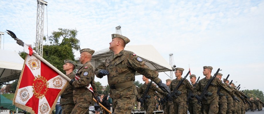 Kolejne utrudnienia związane z piątkową defiladą z okazji Święta Wojska Polskiego pojawiły się dzisiaj na Wisłostradzie w Warszawie. Wyłączony dla kierowców jest prawy pas tej trasy w kierunku Wilanowa. Budowane są tam trybuny dla gości, którzy będą obserwować przemarsz wojsk. Zamknięte są także chodnik i droga dla rowerów oraz jeden z przystanków autobusowych.
