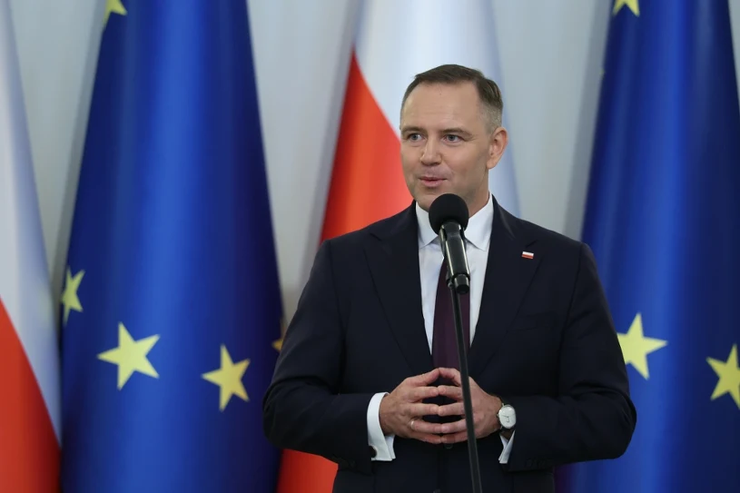 Sonda kaže, da Poljaki dvomijo o neodvisnosti Karola Nawrockega od stranke PiS