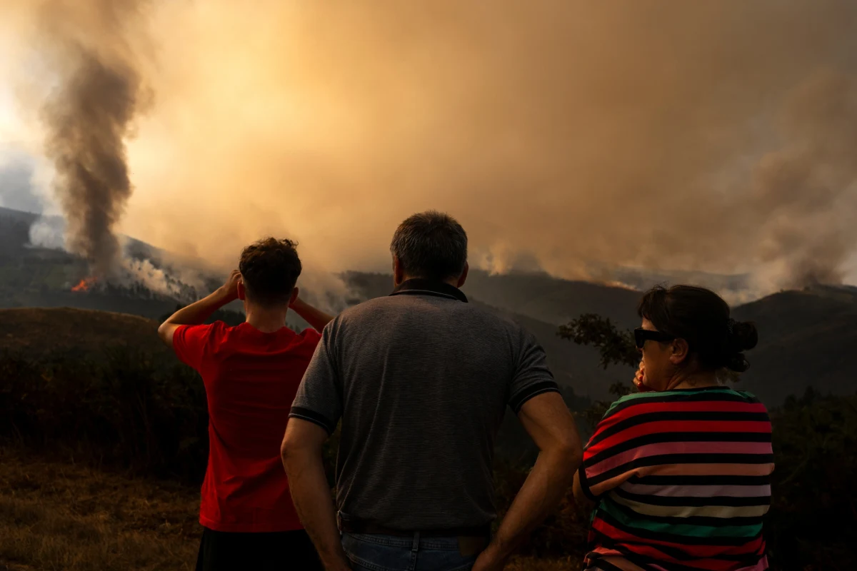 Około tysiąca mieszkańców musiało opuścić swoje domy we wspólnocie autonomicznej Kastylia-Leon w północno-zachodniej Hiszpanii w wyniku nasilającego się pożaru. Ogień stanowi zagrożenie dla obszaru Las Medulas, wpisanego na listę światowego dziedzictwa UNESCO. Wysokie temperatury i silny wiatr utrudniają walkę z żywiołem, który niszczy kolejne budynki i zmusza służby ratownicze do nieustannej akcji. Płomienie trawią także inne regiony kraju.