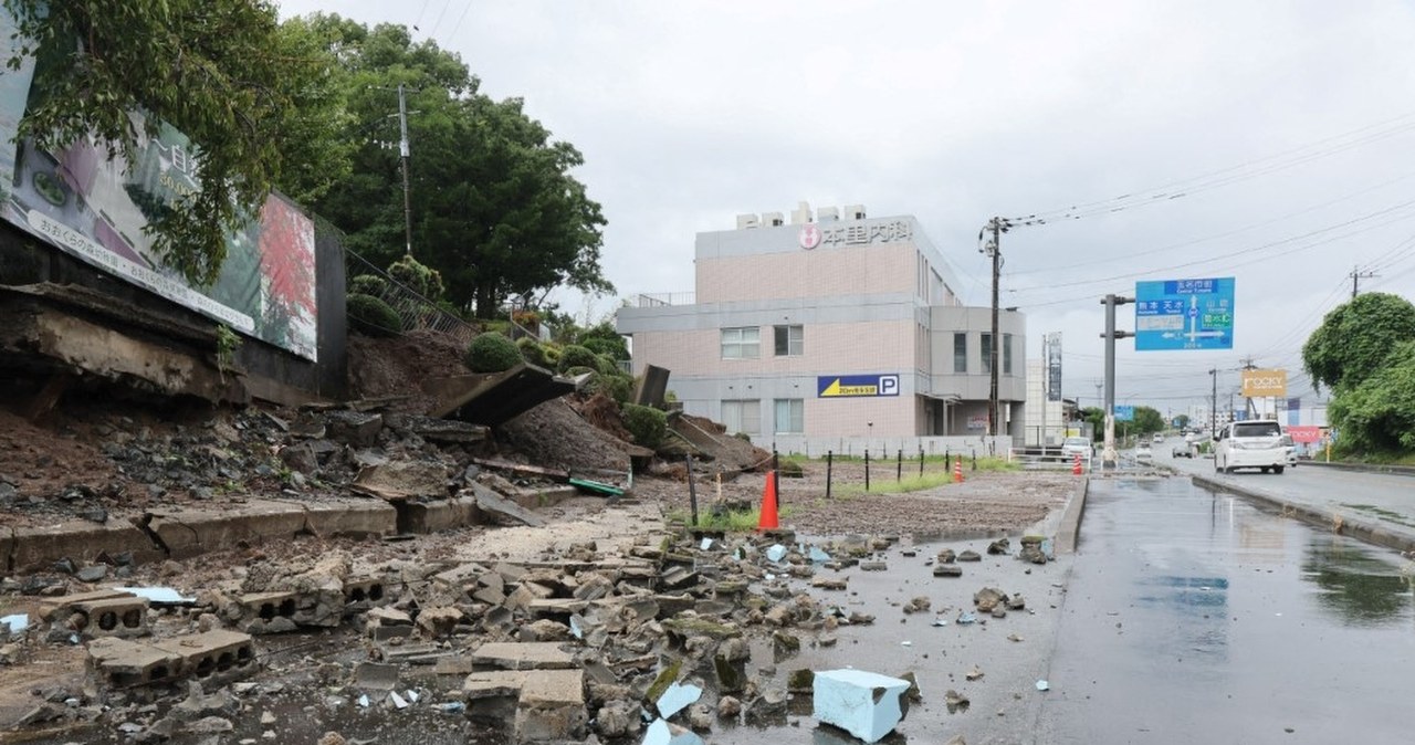 wiadomości,aktualności,Interia Ludzie znikają pod osuwiskami. Ulewne deszcze zmusiły miliony osób do ewakuacji