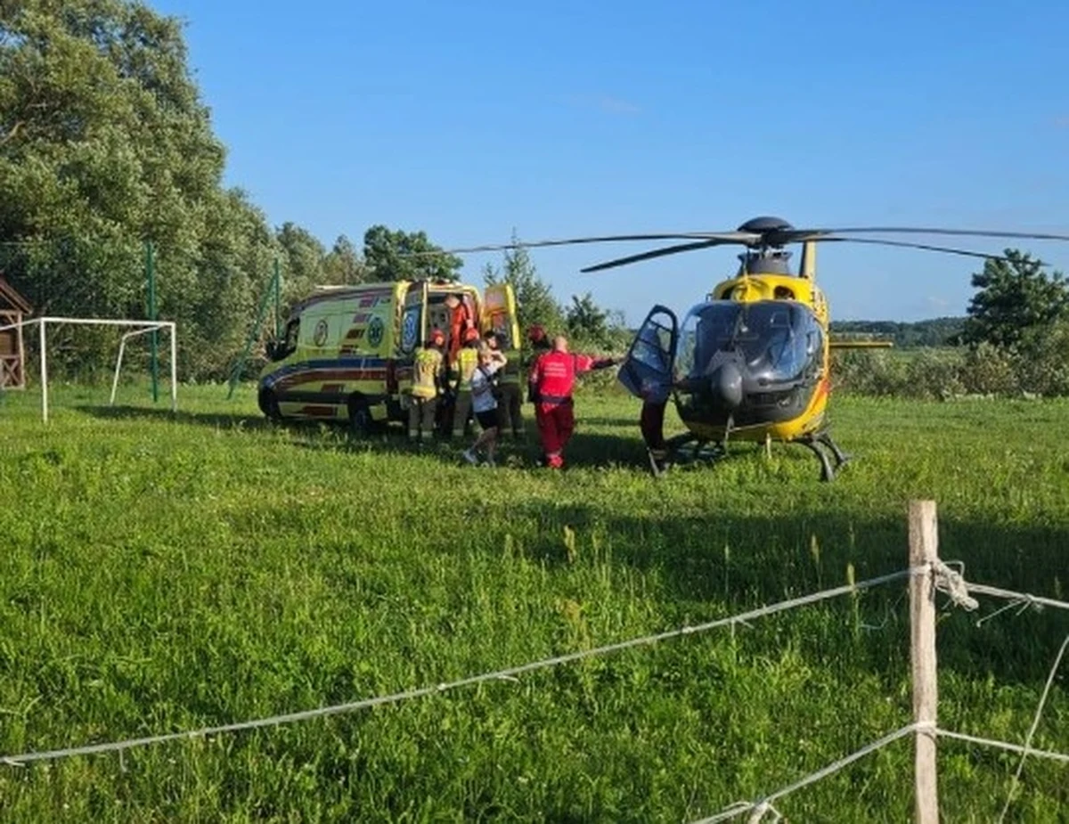 Dwie sześcioletnie dziewczynki zostały ranne po potrąceniu przez motocykl na powiatowej drodze w Klejnowie (gmina Braniewo, woj. warmińsko-mazurskie). Jedna z poszkodowanych bliźniaczek została przetransportowana do szpitala w Olsztynie śmigłowcem Lotniczego Pogotowia Ratunkowego.