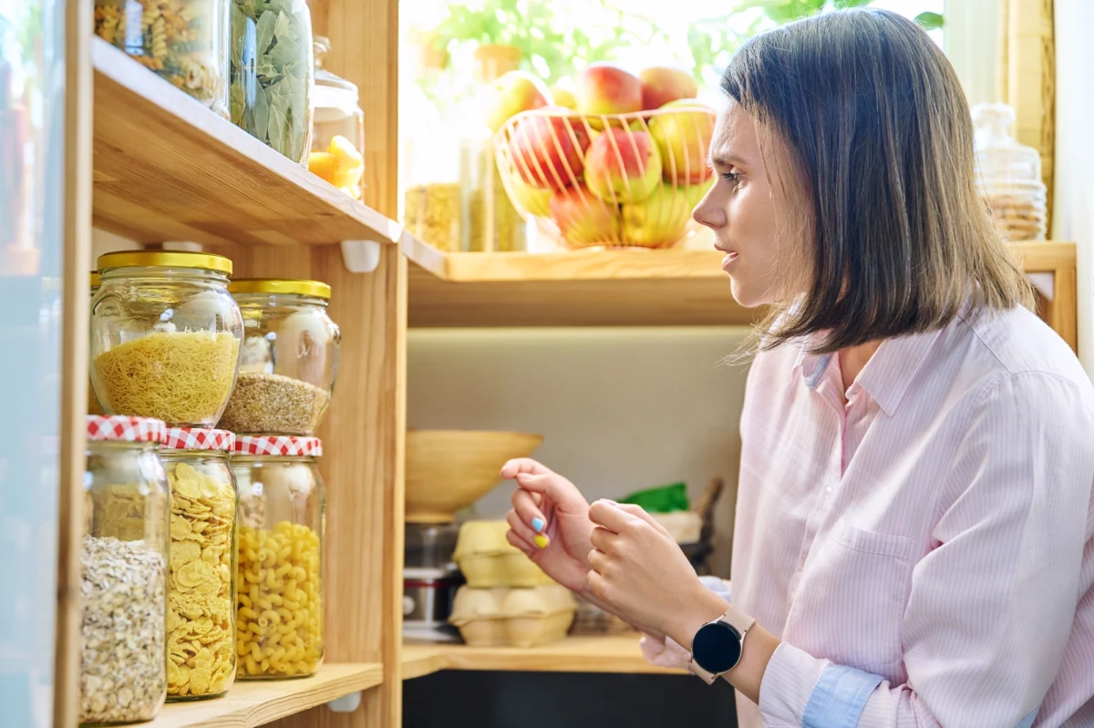 Mole spożywcze to nieproszony gość, który potrafi uprzykrzyć życie. Te niewielkie owady potrafią zniszczyć zapasy, a ich obecność oznacza konieczność gruntownych porządków. Skąd się biorą w naszych kuchniach i jak skutecznie się ich pozbyć? 