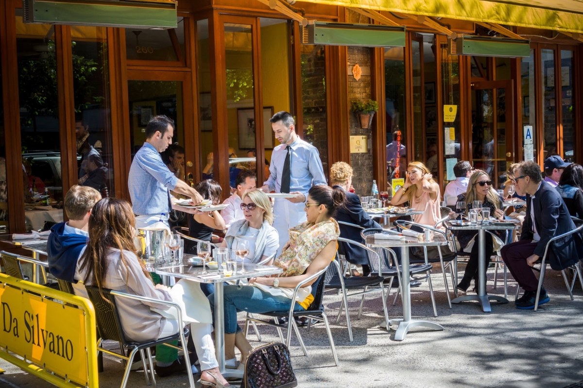 Kolacja w restauracji z zegarkiem w ręku. Lokale wprowadzają limity dla gości
