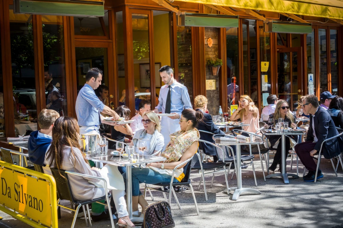 Coraz więcej restauracji w austriackim Salzburgu decyduje się na wprowadzenie limitów czasowych dla swoich gości. Powodem są długie przesiadywania klientów, które utrudniają obsługę kolejnych rezerwacji, zwłaszcza w sezonie festiwalowym.