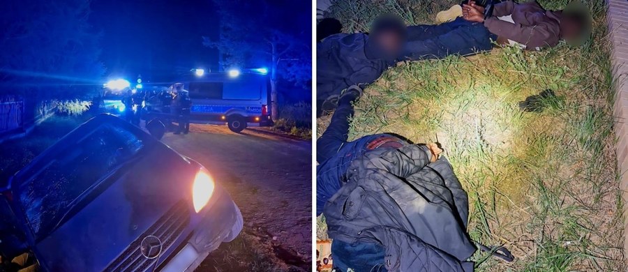Prawie 50 kilometrów uciekał samochodem przed podlaską policją Rumun przewożący sześciu cudzoziemców, którzy nielegalnie przedostali się z Białorusi do Polski. Jego mikrobus udało się zatrzymać dopiero na policyjnej blokadzie w miejscowości Kuriany, gdy wpadł do rowu.