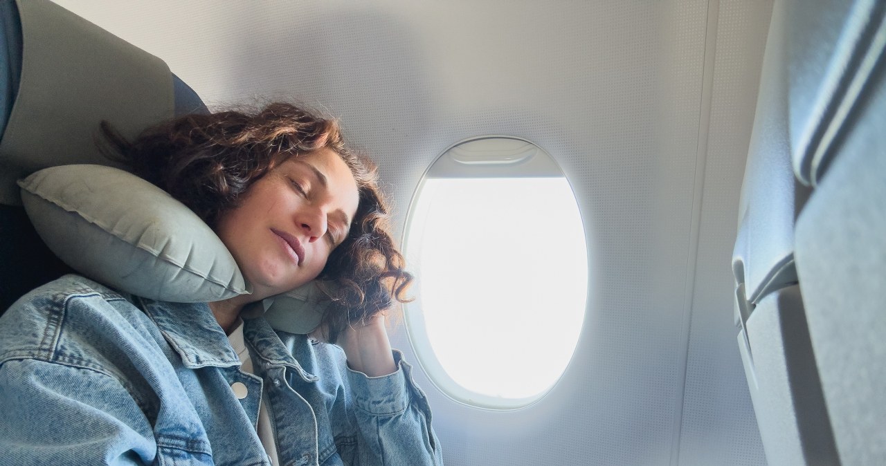 Masz poduszkę podróżną? Większość z nas używa jej źle