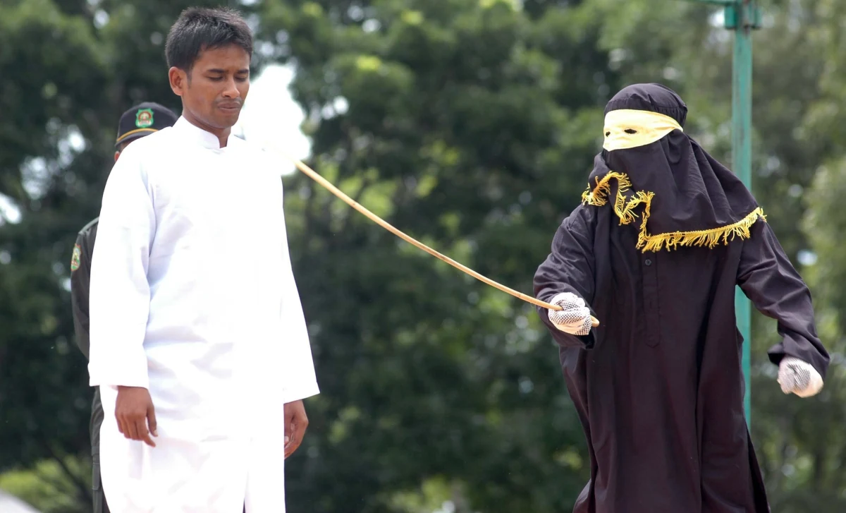 Sąd islamski w indonezyjskiej prowincji Aceh ukarał dwóch studentów, których przyłapano na przytulaniu się i całowaniu. Zasądzono wobec nich karę chłosty w postaci 80 batów.